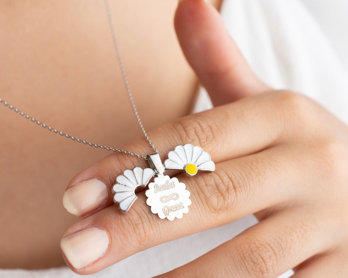 Açılır Papatya Çiçeği Kişiye Özel 925 Ayar Gümüş Aşk Kolyesi